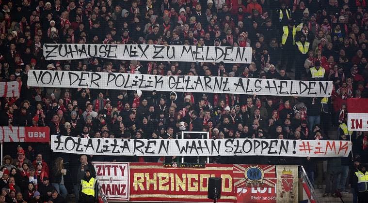 21.11.2025, xhbx, Fussball 1.Bundesliga, FSV Mainz 05 - TSG Hoffenheim v.l. Fans, Stimmung, Schals, Fahne, Banner von FSV Mainz 05 (DFL DFB REGULATIONS PROHIBIT ANY USE OF PHOTOGRAPHS as IMAGE SEQUENCES and or QUASI-VIDEO) Mainz