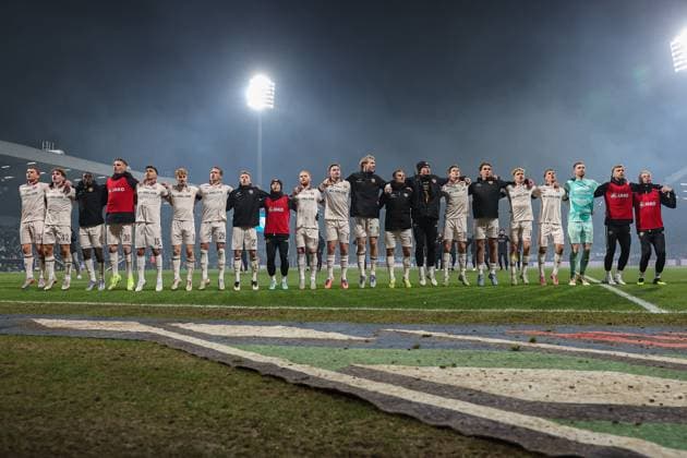 2. Bundesliga - VfL Bochum - SG Dynamo Dresden am 21.11.2025 im Vonovia Ruhrstadion in Bochum Die Mannschaft von Dynamo Dresden jubelt und freut sich über den Sieg
