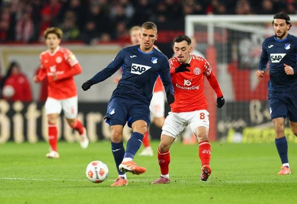 21.11.2025, Fussball Bundesliga, 1. FSV Mainz 05 - TSG 1899 Hoffenheim, emonline, emspor, v.l., Grischa Prömel (TSG 1899 Hoffenheim), Paul Nebel (FSV Mainz 05) DFL DFB REGULATIONS PROHIBIT ANY USE OF PHOTOGRAPHS AS IMAGE SEQUENCES AND OR QUASI-VIDEO. xdcx Copyright: HMBxMedia Claus