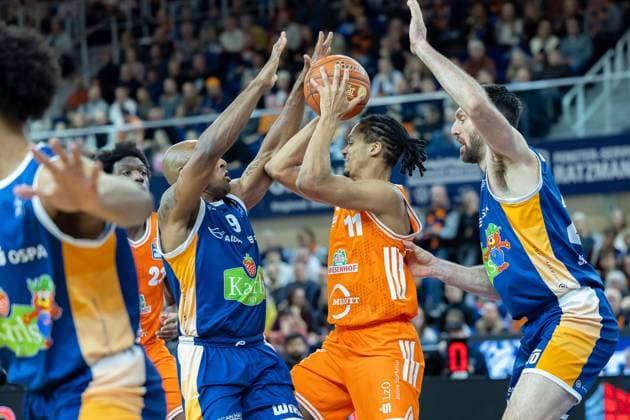 Alonzo Verge Jr. (RASTA Vechta, 11), DeAndre Lansdowne (ROSTOCK SEAWOLVES, 09), Owen Klassen (ROSTOCK SEAWOLVES, 29) GER, Rostock Seawolves vs. RASTA Vechta, easycredit BBL, Basketball, Bundesliga, 8. Spieltag, Spielzeit 2025 2026, 21.11.2025. GER, Rostock Seawolves vs. RASTA Vechta, easycredit BBL, Basketball, Bundesliga, 8. Spieltag, Spielzeit 2025 2026, 21.11.2025 Rostock Copyright: xEibner-Pressefoto DenverxEhrlichx EP_DEH