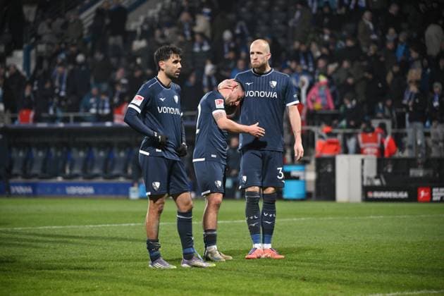 Gerrit Holtmann (VfL Bochum), Maximilian Wittek (VfL Bochum), Philipp Hofmann (VfL Bochum), v.li., nach dem Abpfiff 21.11.2025, Fussball 2. Bundesliga, Saison 2025 2026, 13. Spieltag, VfL Bochum - Dynamo Dresden DFL regulations prohibit any use of photographs as image sequences and or quasi-video Bochum Vonovia Ruhrstadion Nordrhein Westfalen Deutschland
