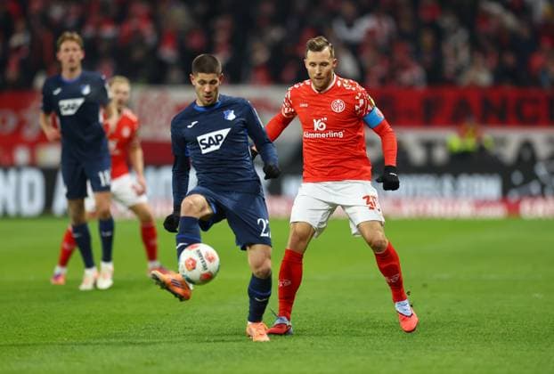 21.11.2025, Fussball Bundesliga, 1. FSV Mainz 05 - TSG 1899 Hoffenheim, emonline, emspor, v.l., Andrej Kramaric (TSG 1899 Hoffenheim), Silvan Widmer (FSV Mainz 05) DFL DFB REGULATIONS PROHIBIT ANY USE OF PHOTOGRAPHS AS IMAGE SEQUENCES AND OR QUASI-VIDEO. xdcx Copyright: HMBxMedia Claus