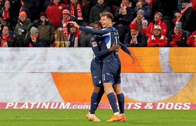 Mainz, Deutschland 21. November 2025: 1. BL - 2025 2026 - FSV Mainz 05 vs. TSG 1899 Hoffenheim Im Bild: Torschütze Fisnik Asllani (Hoffenheim)(2.v.li.) freut sich über sein Tor zum 0:1. DFL regulations prohibit any use of photographs as image sequences and or quasi-video Mewa Arena Rheinland - Pfalz Copyright: xFotostandx xRacochax