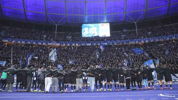 Hertha Mannschaft jubelt nach Spielende vor den Fans Freude Emotion Jubel Fußball Fussball DFL 2.Bundesliga Herren 13. Spieltag Saison 2025 2026 21.11.2025 Hertha BSC Berlin vs. Eintracht Braunschweig BTSV DFL regulations prohibit any use of photographs as image sequences and or quasi-video