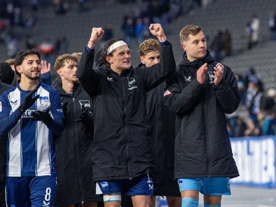 Fussball, Herren, Saison 2025 2026, 2. Bundesliga (13. Spieltag), Hertha BSC - Eintracht Braunschweig, v.l. Kevin Sessa (Hertha BSC), Fabian Reese (Hertha BSC), Torhüter Tjark Ernst (Hertha BSC), Jubel nach Abpfiff, 21.11. 2025,