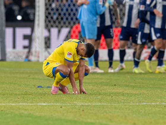 Fussball, Herren, Saison 2025 2026, 2. Bundesliga (13. Spieltag), Hertha BSC - Eintracht Braunschweig, Leon Bell Bell (Braunschweig), Enttäuschung nach Abpfiff, 21.11. 2025,