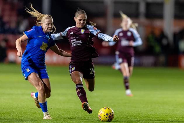 Aston Villa Women v Birmingham City Women Subway Women s League Cup 21 11 2025. Birmingham City Women forward Lily Crosthwaite (16) battles for possession with Aston Villa Women defender Oc?ane Deslandes (24) during the Subway Women s League Cup match between Aston Villa Women and Birmingham City Women at the Banks s Stadium, Walsall, England on 21 November 2025. Editorial use only DataCo restrictions apply See www.football-dataco.com , Copyright: xManjitxNarotrax PSI-23233-0018