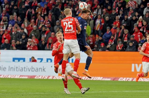 Mainz, Deutschland 21. November 2025: 1. BL - 2025 2026 - FSV Mainz 05 vs. TSG 1899 Hoffenheim Im Bild: Fisnik Asllani (Hoffenheim)(3.v.li.) macht das Tor zum 0:1. DFL regulations prohibit any use of photographs as image sequences and or quasi-video Mewa Arena Rheinland - Pfalz Copyright: xFotostandx xRacochax