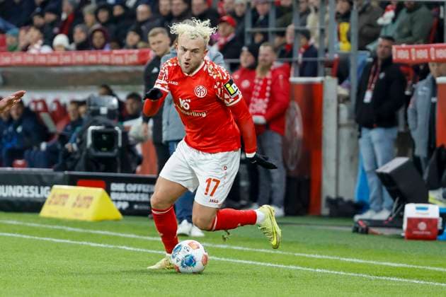 Benedict Hollerbach (1.FSV Mainz, 17) am Ball , Deutschland, Fussball, 1. Bundesliga, 11.Spieltag, 2025 2026, 1.FSV Mainz vs. TSG 1899 Hoffenheim, 21.11.2025, Mewa Arena, Mainz, Deutschland Mainz Mewa Arena Rheinland-Pfalz Deutschland Copyright: xGrantxHubbsx