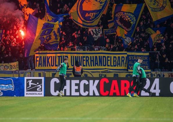 Fussball, Herren, Saison 2025 2026, 2. Bundesliga (13. Spieltag), Hertha BSC - Eintracht Braunschweig, Fans von Braunschweig zünden Pyrotechnik, 21.11. 2025,