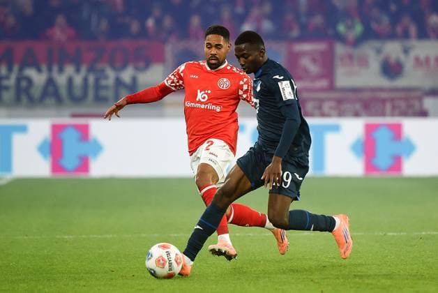 21.11.2025, xhbx, Fussball 1.Bundesliga, FSV Mainz 05 - TSG Hoffenheim v.l. Philipp Mwene (FSV Mainz 05), Bazoumana Toure (TSG 1899 Hoffenheim) (DFL DFB REGULATIONS PROHIBIT ANY USE OF PHOTOGRAPHS as IMAGE SEQUENCES and or QUASI-VIDEO) Mainz