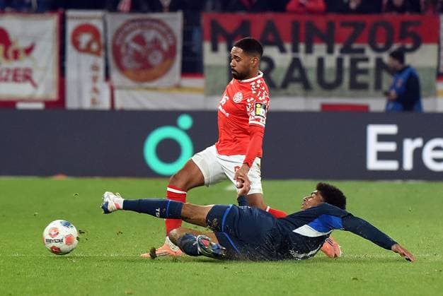 21.11.2025, xhbx, Fussball 1.Bundesliga, FSV Mainz 05 - TSG Hoffenheim v.l. Philipp Mwene (FSV Mainz 05), Bernardo (TSG 1899 Hoffenheim) (DFL DFB REGULATIONS PROHIBIT ANY USE OF PHOTOGRAPHS as IMAGE SEQUENCES and or QUASI-VIDEO) Mainz
