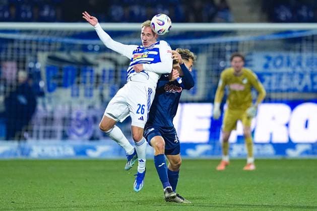 21.11.2025, xydrx, Fußball, 3.Liga, TSG 1899 Hoffenheim II - MSV Duisburg, Saison 2025 2026, Dietmar-Hopp-Stadion: Florian Krueger (MSV Duisburg 26) im Zweikampf gegen Yannick Luehrs (TSG 1899 Hoffenheim II 49)DFB regulations prohibit any use of photographs as image sequences and or quasi-video. Nordrhein-Westfahlen Deutschland