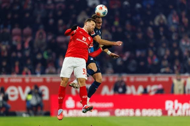 Silvan Dominic Widmer (FSV Mainz 05) im Kopfballduell mit Vladimir Coufal (TSG Hoffenheim), FSV Mainz 05 vs TSG Hoffenheim, Fussball, 1. Bundesliga, 11. Spieltag, Saison 2025 2026, 21.11.2025 DFB regulations prohibit any use of photographs as image sequences and or quasi-video. FSV Mainz 05 vs TSG Hoffenheim, Fussball, 1. Bundesliga, 11. Spieltag, Saison 2025 2026, 21.11.2025 Copyright: xEibner-Pressefoto AlexanderxNeisx EP_ANS