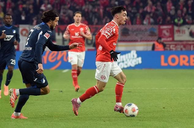 21.11.2025, xhbx, Fussball 1.Bundesliga, FSV Mainz 05 - TSG Hoffenheim v.l. Leon Avdullahu (TSG 1899 Hoffenheim), Paul Nebel (FSV Mainz 05) (DFL DFB REGULATIONS PROHIBIT ANY USE OF PHOTOGRAPHS as IMAGE SEQUENCES and or QUASI-VIDEO) Mainz