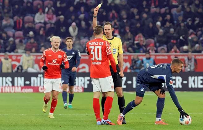 Mainz, Deutschland 21. November 2025: 1. BL - 2025 2026 - FSV Mainz 05 vs. TSG 1899 Hoffenheim Im Bild: Schiedsrichter Sascha Stegemann zeigt Silvan Widmer (Mainz) die gelbe Karte. DFL regulations prohibit any use of photographs as image sequences and or quasi-video Mewa Arena Rheinland - Pfalz Copyright: xFotostandx xRacochax