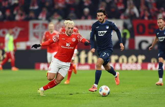 21.11.2025, Fussball Bundesliga, 1. FSV Mainz 05 - TSG 1899 Hoffenheim, emonline, emspor, v.l., Benedict Hollerbach (FSV Mainz 05), Leon Avdullahu (TSG 1899 Hoffenheim) DFL DFB REGULATIONS PROHIBIT ANY USE OF PHOTOGRAPHS AS IMAGE SEQUENCES AND OR QUASI-VIDEO. xdcx Copyright: HMBxMedia Claus