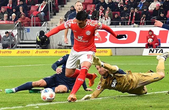 21.11.2025, xhbx, Fussball 1.Bundesliga, FSV Mainz 05 - TSG Hoffenheim v.l. Nadiem Amiri (FSV Mainz 05), Oliver Baumann (TSG 1899 Hoffenheim) (DFL DFB REGULATIONS PROHIBIT ANY USE OF PHOTOGRAPHS as IMAGE SEQUENCES and or QUASI-VIDEO) Mainz