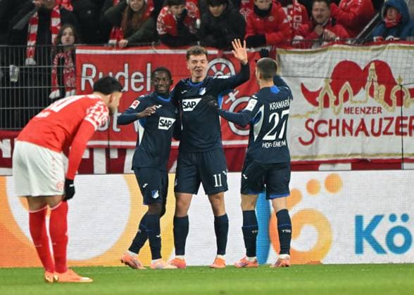 Fussball-Bundesliga - Saison 2025 2026 Mewa-Arena Mainz - 21.11.2025 1. FSV Mainz 05 (mz) - TSG Hoffenheim (hof) Fisnik ASLLANI (TSG 1899 Hoffenheim), mi, erzielte das 1:0 DFL REGULATIONS PROHIBIT ANY USE OF PHOTOGRAPHS AS IMAGE SEQUENCES AND OR QUASI VIDEO EDITORIAL USE ONLY NATIONAL AND INTERNATIONAL NEWS AGENCIES OUT Fussball-Bundesliga - 1. FSV Mainz 05
