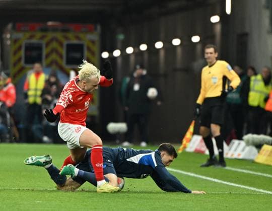 Fussball-Bundesliga - Saison 2025 2026 Mewa-Arena Mainz - 21.11.2025 1. FSV Mainz 05 (mz) - TSG Hoffenheim (hof) Benedikt HOLLERBACH (1. FSV Mainz 05), oben - Robin HRANAC (TSG 1899 Hoffenheim) DFL REGULATIONS PROHIBIT ANY USE OF PHOTOGRAPHS AS IMAGE SEQUENCES AND OR QUASI VIDEO EDITORIAL USE ONLY NATIONAL AND INTERNATIONAL NEWS AGENCIES OUT Fussball-Bundesliga - 1. FSV Mainz 05