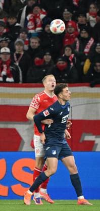Fussball-Bundesliga - Saison 2025 2026 Mewa-Arena Mainz - 21.11.2025 1. FSV Mainz 05 (mz) - TSG Hoffenheim (hof) Andreas HANCHE-OLSEN (1. FSV Mainz 05), li - Fisnik ASLLANI (TSG 1899 Hoffenheim) DFL REGULATIONS PROHIBIT ANY USE OF PHOTOGRAPHS AS IMAGE SEQUENCES AND OR QUASI VIDEO EDITORIAL USE ONLY NATIONAL AND INTERNATIONAL NEWS AGENCIES OUT Fussball-Bundesliga - 1. FSV Mainz 05