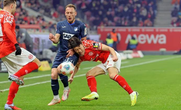 Mainz, Deutschland 21. November 2025: 1. BL - 2025 2026 - FSV Mainz 05 vs. TSG 1899 Hoffenheim Im Bild: v. li. im Zweikampf Vladimir Coufal (Hoffenheim) gegen Jae-sung Lee (Mainz). DFL regulations prohibit any use of photographs as image sequences and or quasi-video Mewa Arena Rheinland - Pfalz Copyright: xFotostandx xRacochax