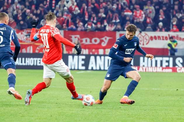 Silvan Widmer (1.FSV Mainz, 30) und Fisnik Asllani (TSG Hoffenheim, 11) im Zweikampf , Deutschland, Fussball, 1. Bundesliga, 11.Spieltag, 2025 2026, 1.FSV Mainz vs. TSG 1899 Hoffenheim, 21.11.2025, Mewa Arena, Mainz, Deutschland Mainz Mewa Arena Rheinland-Pfalz Deutschland Copyright: xGrantxHubbsx