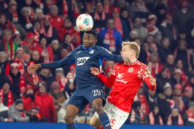 Bazoumana Toure (TSG Hoffenheim, 29) und Lennard Maloney (1.FSV Mainz, 15) beim Kopfballduell , Deutschland, Fussball, 1. Bundesliga, 11.Spieltag, 2025 2026, 1.FSV Mainz vs. TSG 1899 Hoffenheim, 21.11.2025, Mewa Arena, Mainz, Deutschland Mainz Mewa Arena Rheinland-Pfalz Deutschland Copyright: xGrantxHubbsx