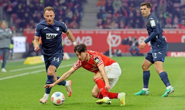 Mainz, Deutschland 21. November 2025: 1. BL - 2025 2026 - FSV Mainz 05 vs. TSG 1899 Hoffenheim Im Bild: v. li. im Zweikampf Vladimir Coufal (Hoffenheim) gegen Jae-sung Lee (Mainz). DFL regulations prohibit any use of photographs as image sequences and or quasi-video Mewa Arena Rheinland - Pfalz Copyright: xFotostandx xRacochax