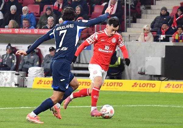 21.11.2025, xhbx, Fussball 1.Bundesliga, FSV Mainz 05 - TSG Hoffenheim v.l. Leon Avdullahu (TSG 1899 Hoffenheim), Paul Nebel (FSV Mainz 05) (DFL DFB REGULATIONS PROHIBIT ANY USE OF PHOTOGRAPHS as IMAGE SEQUENCES and or QUASI-VIDEO) Mainz