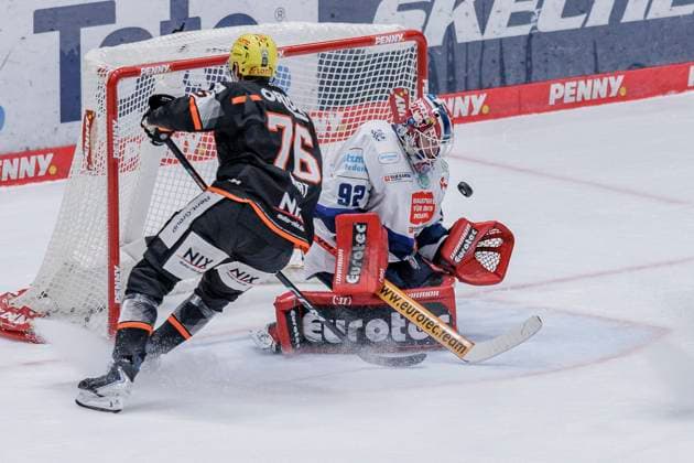 Penny DEL: Löwen Frankfurt - Iserlohn Roosters, 21.11.2025 Andreas Jenike (Iserlohn Roosters 92) wehrt einen Puck ab, & Daniel Wirt (Löwen Frankfurt 76), Löwen Frankfurt - Iserlohn Roosters, Frankfurt, NIX Eissporthalle, 21.11.2025 *** Penny DEL Löwen Frankfurt Iserlohn Roosters, 21 11 2025 Andreas Jenike Iserlohn Roosters 92 defends a puck, Daniel Wirt Löwen Frankfurt 76 , Löwen Frankfurt Iserlohn Roosters, Frankfurt, NIX Eissporthalle, 21 11 2025 Copyright: xBEAUTIFULxSPORTS Gawlikx