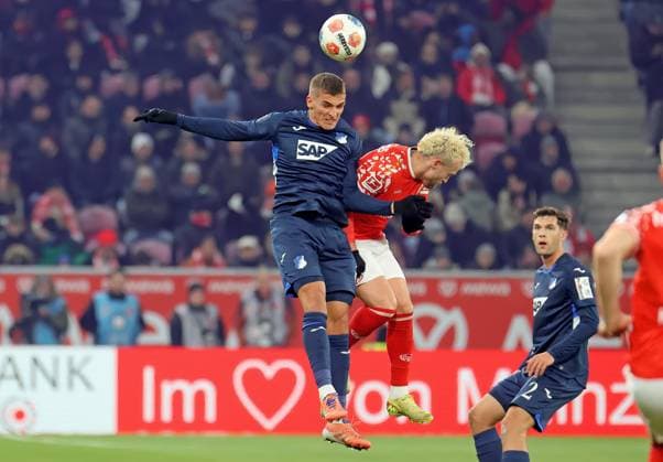 Mainz, Deutschland 21. November 2025: 1. BL - 2025 2026 - FSV Mainz 05 vs. TSG 1899 Hoffenheim Im Bild: v. li. im Zweikampf Grischa Prömel Proemel (Hoffenheim) gegen Benedikt Hollerbach (Mainz). DFL regulations prohibit any use of photographs as image sequences and or quasi-video Mewa Arena Rheinland - Pfalz Copyright: xFotostandx xRacochax