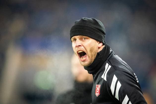 Jena , 211125, Fussball Regionalliga , FC Carl-Zeiss Jena gegen Hallescher FC im Bild: Trainer Robert Schröder (Halle)