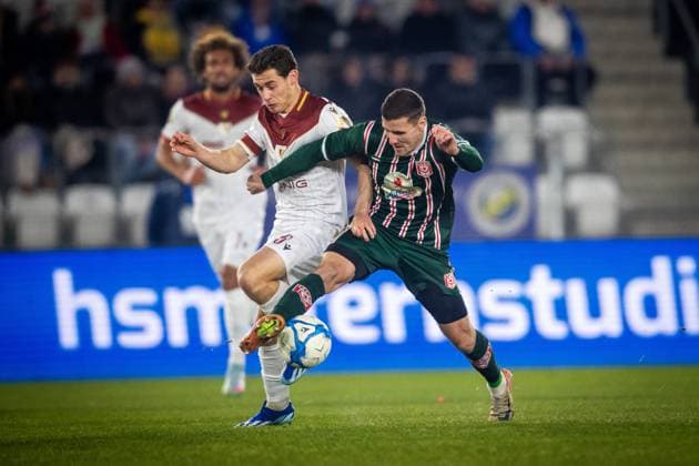 Jena , 211125, Fussball Regionalliga , FC Carl-Zeiss Jena gegen Hallescher FC im Bild: Marcel Hoppe (Jena) gegen Marius Hauptmann (Halle)