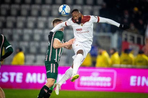Jena , 211125, Fussball Regionalliga , FC Carl-Zeiss Jena gegen Hallescher FC im Bild: Manasse Eshele (Jena) gegen Pascal Schmedemann (Halle)