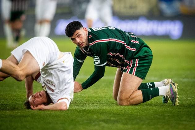 Jena , 211125, Fussball Regionalliga , FC Carl-Zeiss Jena gegen Hallescher FC im Bild: Marcel Hoppe (Jena) gegen Burim Halili (Halle)