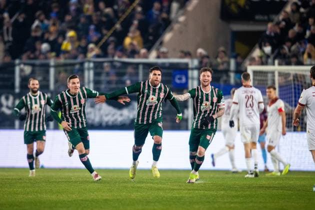 Jena , 211125, Fussball Regionalliga , FC Carl-Zeiss Jena gegen Hallescher FC im Bild: Malek Fakhro (Halle)jubelt über das Tor zum 0:1 neben Jan Löhmannsröben und Marius Hauptmann (Halle)