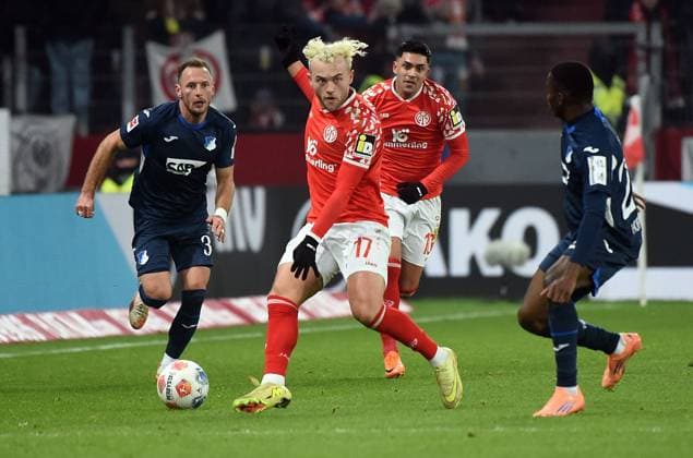 21.11.2025, xhbx, Fussball 1.Bundesliga, FSV Mainz 05 - TSG Hoffenheim v.l. Benedict Hollerbach (FSV Mainz 05) (DFL DFB REGULATIONS PROHIBIT ANY USE OF PHOTOGRAPHS as IMAGE SEQUENCES and or QUASI-VIDEO) Mainz