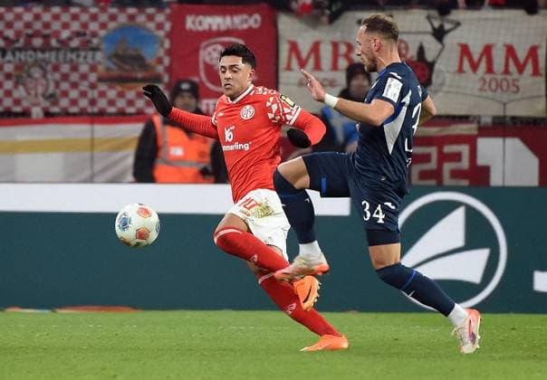 21.11.2025, xhbx, Fussball 1.Bundesliga, FSV Mainz 05 - TSG Hoffenheim v.l. Nadiem Amiri (FSV Mainz 05), Vladimir Coufal (TSG 1899 Hoffenheim) (DFL DFB REGULATIONS PROHIBIT ANY USE OF PHOTOGRAPHS as IMAGE SEQUENCES and or QUASI-VIDEO) Mainz