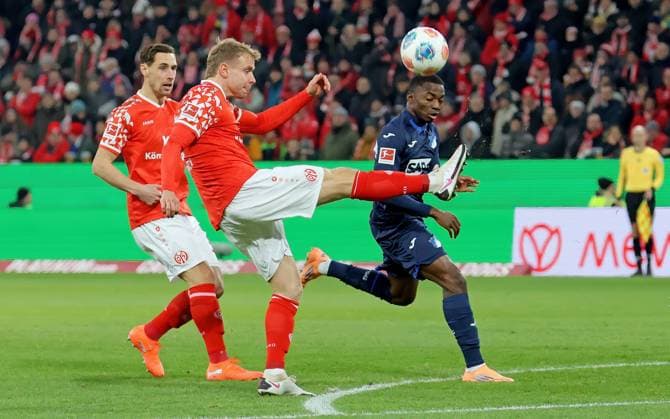 Mainz, Deutschland 21. November 2025: 1. BL - 2025 2026 - FSV Mainz 05 vs. TSG 1899 Hoffenheim Im Bild: v.li. beim Kampf um den Ball: Dominik Kohr (Mainz), Lennard Maloney (Mainz) und Bazoumana Toure (Hoffenheim). DFL regulations prohibit any use of photographs as image sequences and or quasi-video Mewa Arena Rheinland - Pfalz Copyright: xFotostandx xRacochax