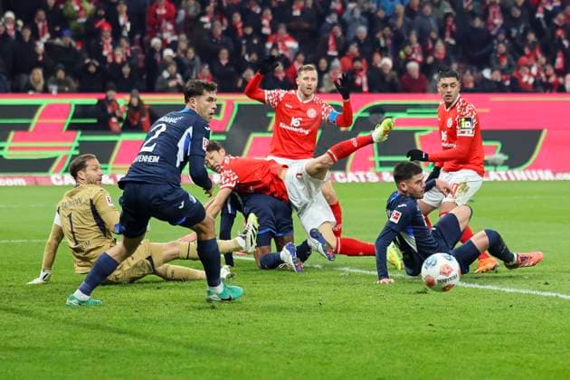 Im Strafraum von TSG Hoffenheim , Deutschland, Fussball, 1. Bundesliga, 11.Spieltag, 2025 2026, 1.FSV Mainz vs. TSG 1899 Hoffenheim, 21.11.2025, Mewa Arena, Mainz, Deutschland Mainz Mewa Arena Rheinland-Pfalz Deutschland Copyright: xGrantxHubbsx