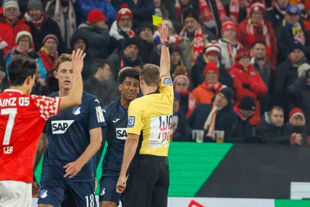 Bernardo (TSG Hoffenheim, 13) bekommt die gelbe Karte von Schiedsrichter Sascha Stegemann , Deutschland, Fussball, 1. Bundesliga, 11.Spieltag, 2025 2026, 1.FSV Mainz vs. TSG 1899 Hoffenheim, 21.11.2025, Mewa Arena, Mainz, Deutschland Mainz Mewa Arena Rheinland-Pfalz Deutschland Copyright: xGrantxHubbsx