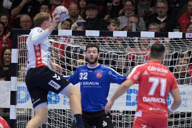 Simon Pytlick (SG Flensburg-Handewitt 2) beim Wuref; Kristof Palasics (Torwart MT Melsungen 32) (hinten), Mohamed Amine Darmoul (MT Melsungen 71) , GER, MT Melsungen - SG Flensburg-Handewitt, Handball, 1. Bundesliga, 13. Spieltag, Saison 2025 2026, 21.11.2025, GER, MT Melsungen - SG Flensburg-Handewitt, Handball, 1. Bundesliga, 13. Spieltag, Saison 2025 2026, 21.11.2025 Kassel Copyright: xEibner-Pressefotox xRolandxSippex EP_RSL