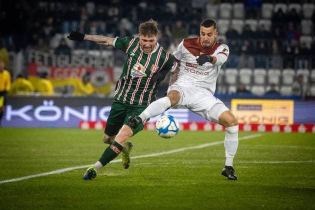 Jena , 211125, Fussball Regionalliga , FC Carl-Zeiss Jena gegen Hallescher FC im Bild: Justin Schau (Jena) gegen Jan Löhmannsröben (Halle)