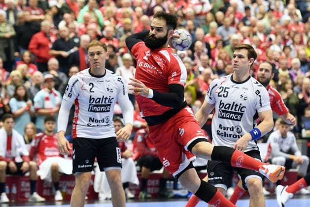Ruben Marchan (MT Melsungen 2) beim Wurf; Simon Pytlick (SG Flensburg-Handewitt 2), Lukas Lindhard Joergensen (SG Flensburg-Handewitt 25) (R) , GER, MT Melsungen - SG Flensburg-Handewitt, Handball, 1. Bundesliga, 13. Spieltag, Saison 2025 2026, 21.11.2025, GER, MT Melsungen - SG Flensburg-Handewitt, Handball, 1. Bundesliga, 13. Spieltag, Saison 2025 2026, 21.11.2025 Kassel Copyright: xEibner-Pressefotox xRolandxSippex EP_RSL