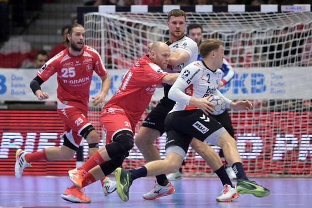 Simon Pytlick (SG Flensburg-Handewitt 2) (am Ball). Arnar Freyr Arnarsson (MT Melsungen 21) (M). Johannes Golla (SG Flensburg-Handewitt 4), Olle Forsell Schefvert (MT Melsungen 25) (L) , GER, MT Melsungen - SG Flensburg-Handewitt, Handball, 1. Bundesliga, 13. Spieltag, Saison 2025 2026, 21.11.2025, GER, MT Melsungen - SG Flensburg-Handewitt, Handball, 1. Bundesliga, 13. Spieltag, Saison 2025 2026, 21.11.2025 Kassel Copyright: xEibner-Pressefotox xRolandxSippex EP_RSL