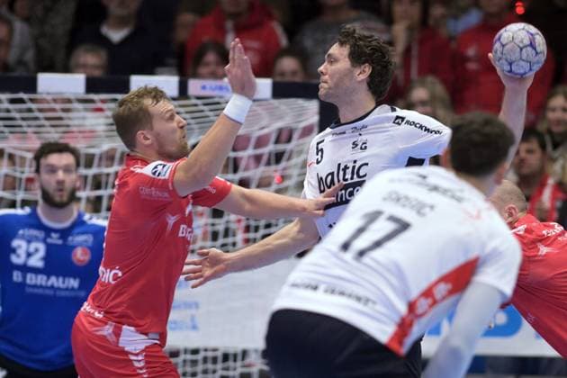 Niclas Kirkeloekke (SG Flensburg-Handewitt 5) (am Ball), David Mandic (MT Melsungen 7) (L), Kristof Palasics (Torwart MT Melsungen 32) (hinten) , GER, MT Melsungen - SG Flensburg-Handewitt, Handball, 1. Bundesliga, 13. Spieltag, Saison 2025 2026, 21.11.2025, GER, MT Melsungen - SG Flensburg-Handewitt, Handball, 1. Bundesliga, 13. Spieltag, Saison 2025 2026, 21.11.2025 Kassel Copyright: xEibner-Pressefotox xRolandxSippex EP_RSL