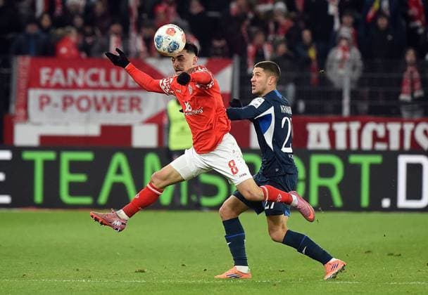 21.11.2025, xhbx, Fussball 1.Bundesliga, FSV Mainz 05 - TSG Hoffenheim v.l. Paul Nebel (FSV Mainz 05), Andrej Kramaric (TSG 1899 Hoffenheim) (DFL DFB REGULATIONS PROHIBIT ANY USE OF PHOTOGRAPHS as IMAGE SEQUENCES and or QUASI-VIDEO) Mainz