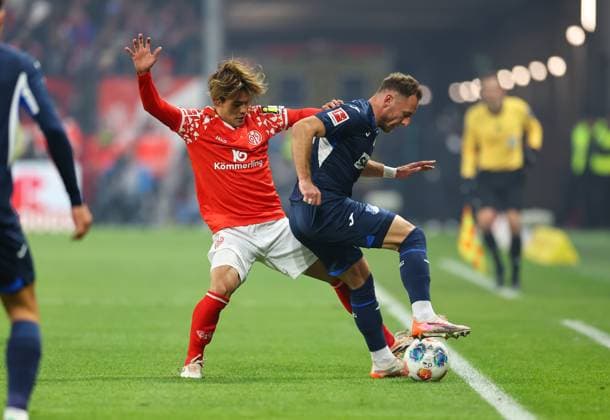 21.11.2025, Fussball Bundesliga, 1. FSV Mainz 05 - TSG 1899 Hoffenheim, emonline, emspor, v.l., Kaishu Sano (FSV Mainz 05), Vladimir Coufal (TSG 1899 Hoffenheim) DFL DFB REGULATIONS PROHIBIT ANY USE OF PHOTOGRAPHS AS IMAGE SEQUENCES AND OR QUASI-VIDEO. xdcx Copyright: HMBxMedia Claus