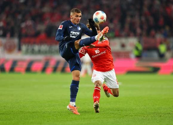 21.11.2025, Fussball Bundesliga, 1. FSV Mainz 05 - TSG 1899 Hoffenheim, emonline, emspor, v.l., Grischa Prömel (TSG 1899 Hoffenheim), Kaishu Sano (FSV Mainz 05) DFL DFB REGULATIONS PROHIBIT ANY USE OF PHOTOGRAPHS AS IMAGE SEQUENCES AND OR QUASI-VIDEO. xdcx Copyright: HMBxMedia Claus